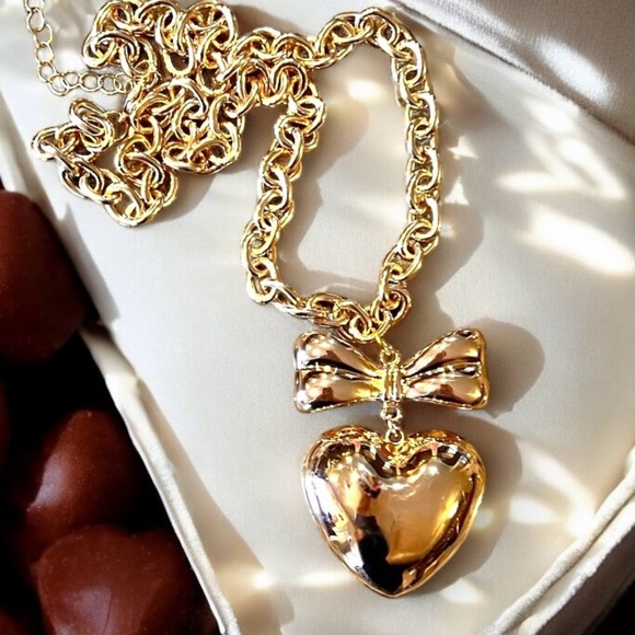 Chunky Golden toned puffed heart pendant necklace - Picture 14 of 16